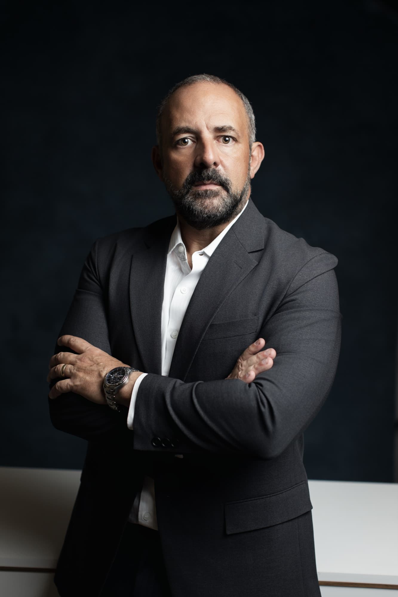 José Marques, CEO da Incorporação na Prática®, de braços cruzados em retrato de estúdio
